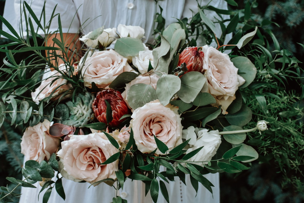 Brautstrauß aus Trockenblumen und Rosen