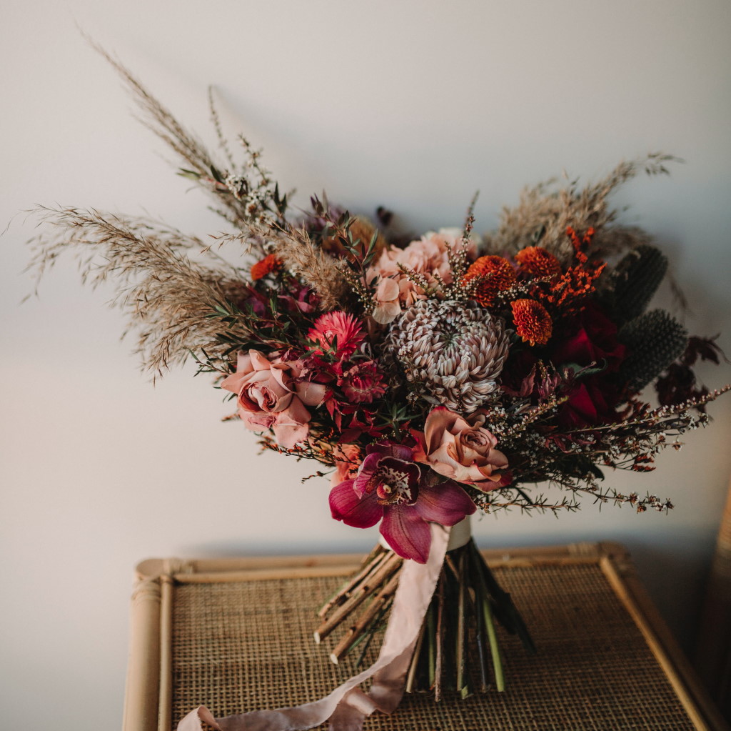 Brautstrauß aus Trockenblumen und Gräsern in Rot und Braun