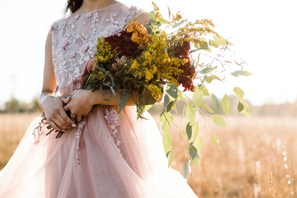 Trockenblumen-Brautstrauß aus Wiesenblumen