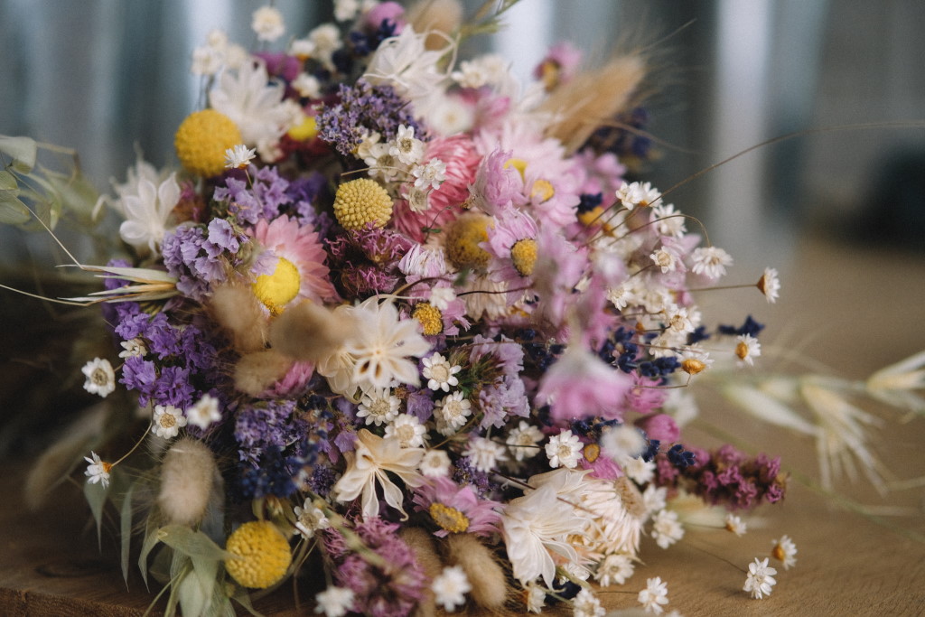 Brautstrauß aus Trockenblumen mit kleinen Blüten